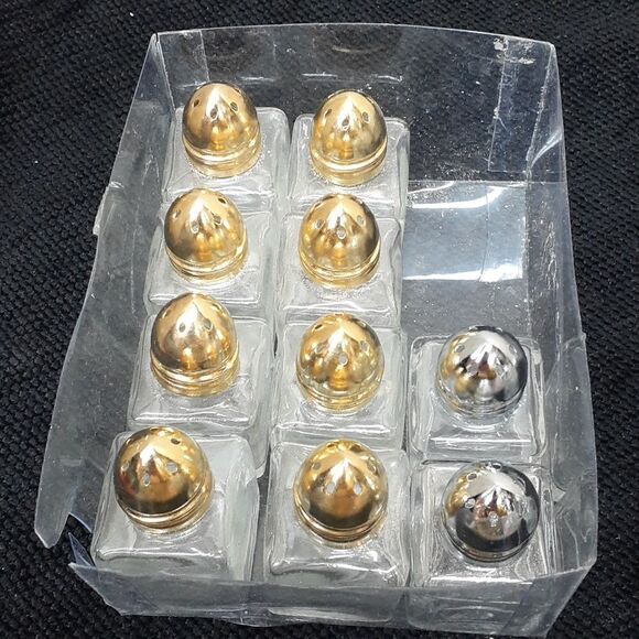 Vintage Lot 24 Salt & Pepper shakers Plus 2 extra - Picture 2 of 13